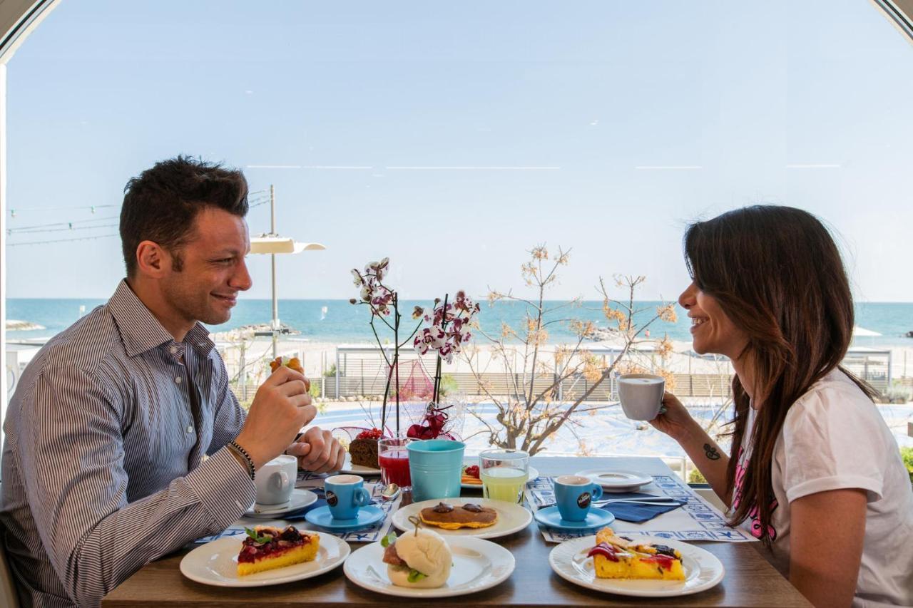Hotel Alexandra - Beach Front - Healthy Xxl Breakfast & Brunch Until 12 30 - Parking Included Misano Adriatico Exterior foto