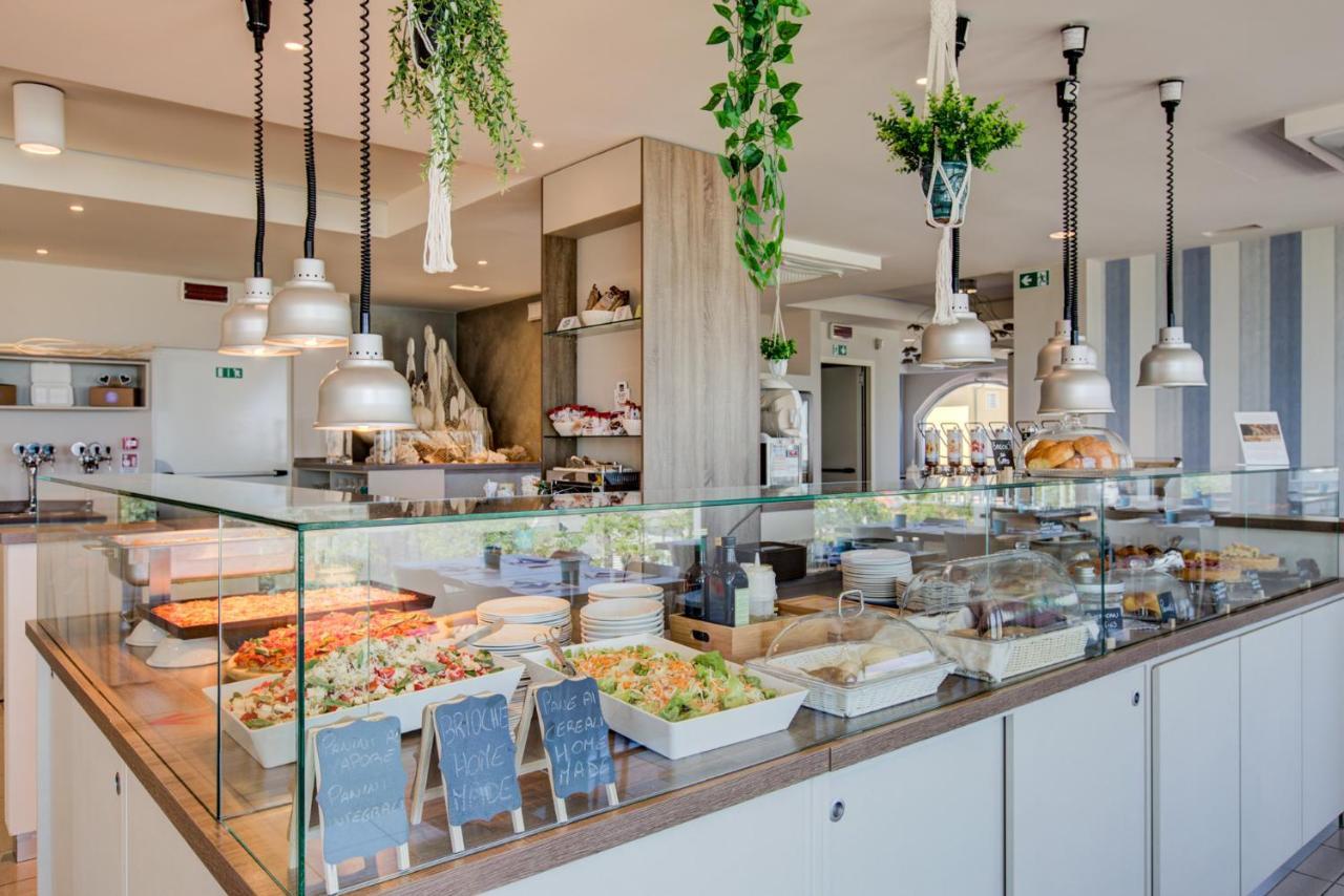Hotel Alexandra - Beach Front - Healthy Xxl Breakfast & Brunch Until 12 30 - Parking Included Misano Adriatico Exterior foto