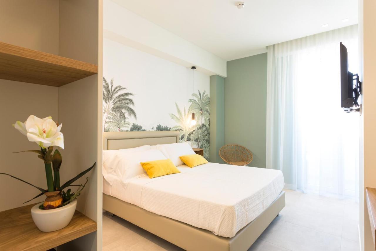 Hotel Alexandra - Beach Front - Healthy Xxl Breakfast & Brunch Until 12 30 - Parking Included Misano Adriatico Exterior foto